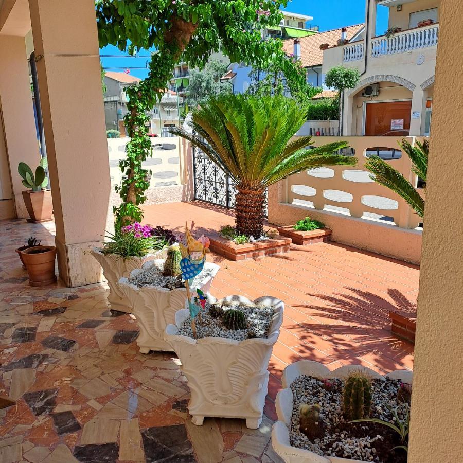 Bouganville Casa Vacanza Ambiente Climatizzato Con Wi Fi Pineto Exterior foto