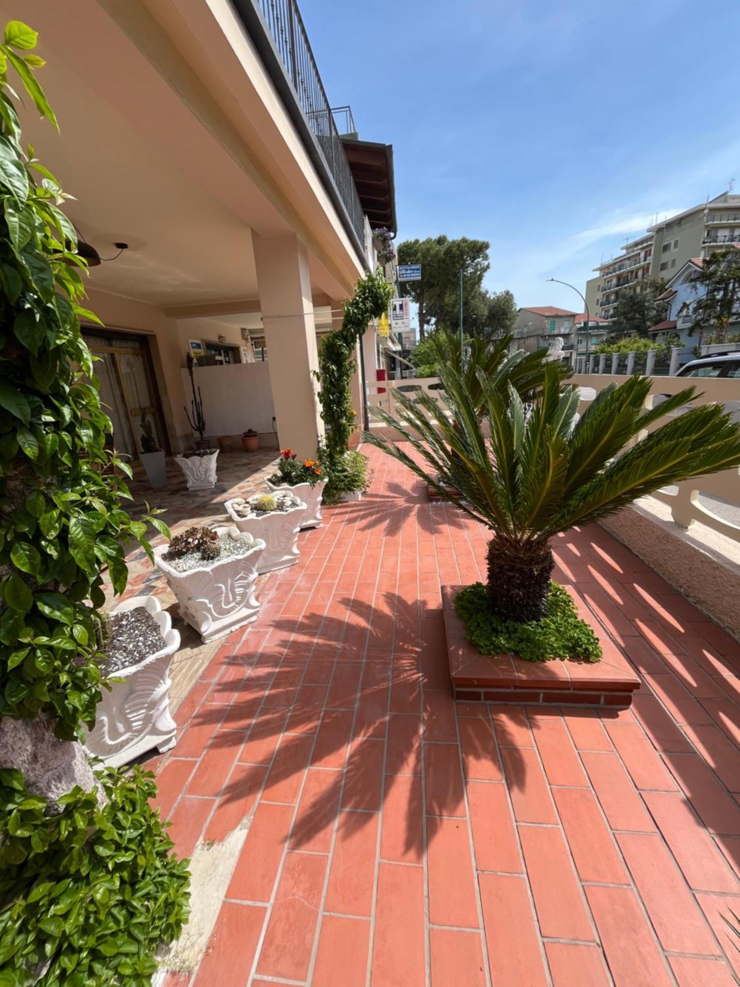 Bouganville Casa Vacanza Ambiente Climatizzato Con Wi Fi Pineto Exterior foto